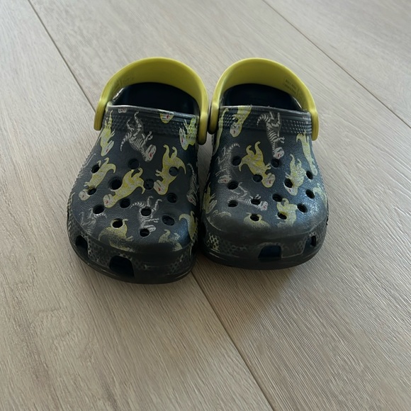 Dinosaur Crocs boys size 10 - Picture 1 of 5